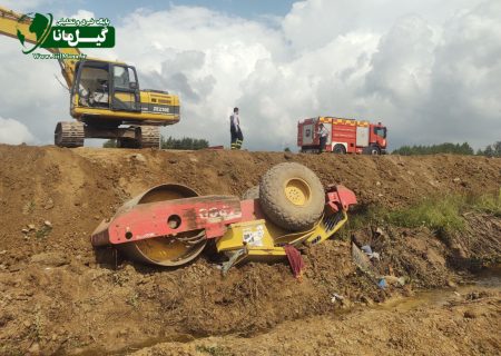 نجات راننده محبوس پس از سقوط و واژگونی غلتک در جاده جیرده