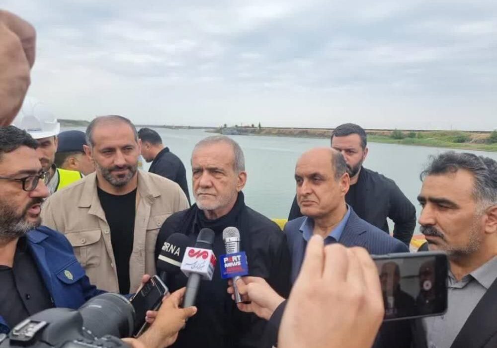 رئیس جمهور در سفر به شهرستان آستارا مطرح کرد: تکمیل مسیرهای ارتباطی با همسایگان شمالی اولویت دولت