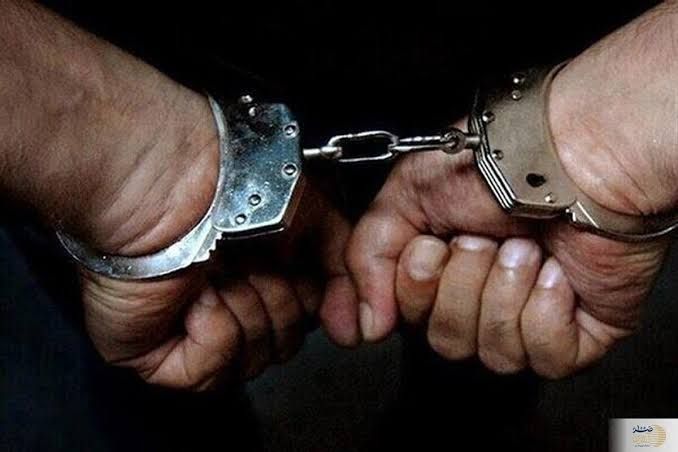 دستبند پلیس بر دستان قاتل ۲۶ ساله در لنگرود 