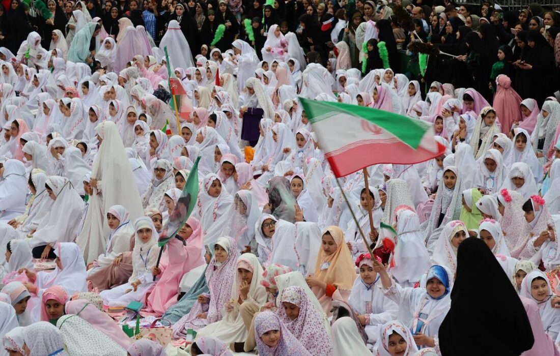 جشن تکلیف دختران رشتی در پیاده راه فرهنگی برگزار شد