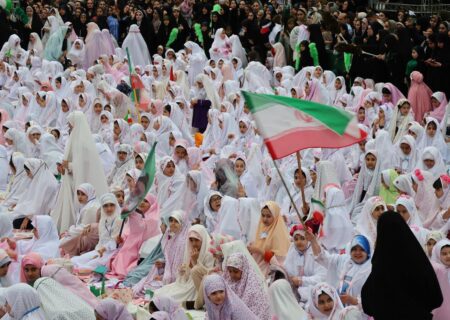 جشن تکلیف دختران رشتی در پیاده راه فرهنگی برگزار شد