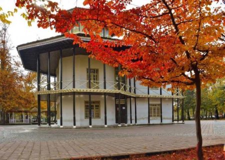 آغاز نصب ستون عمارت کلاه فرنگی رشت