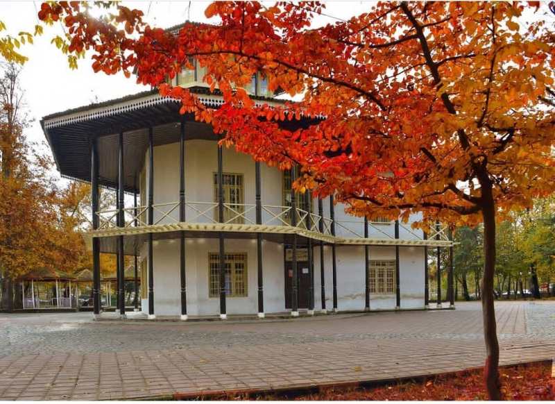 آغاز نصب ستون عمارت کلاه فرنگی رشت