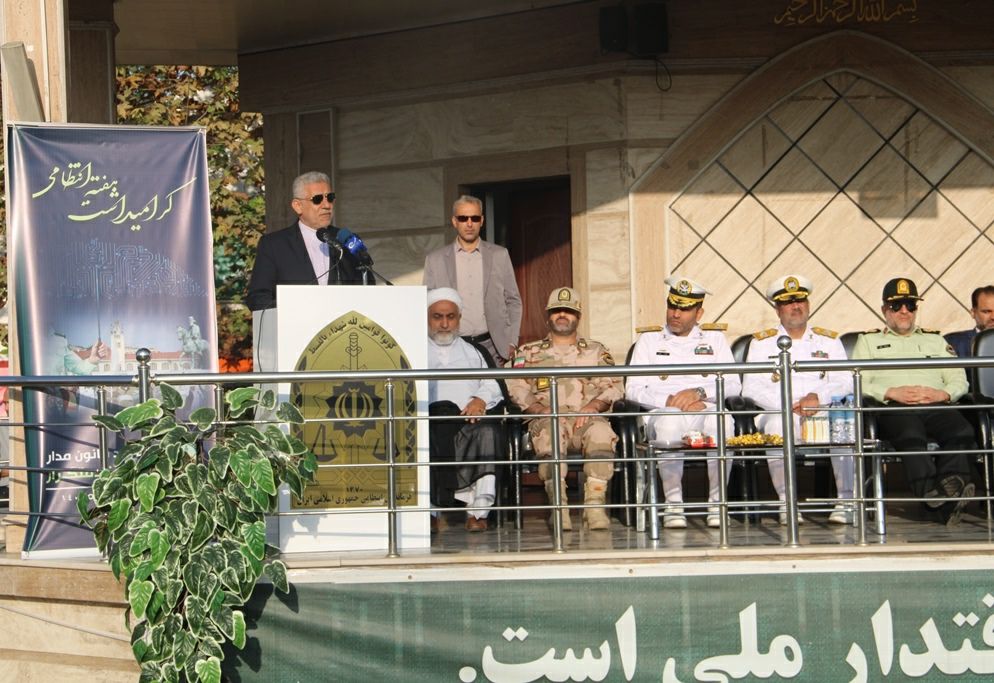 نیروی انتظامی مدال افتخار مجاهدان فی سبیل الله را از دستان فرمانده کل قوا بر سینه آویختند