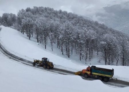 رانندگان برای تردد در محورهای کوهستانی و برفی گیلان زنجیرچرخ داشته باشند