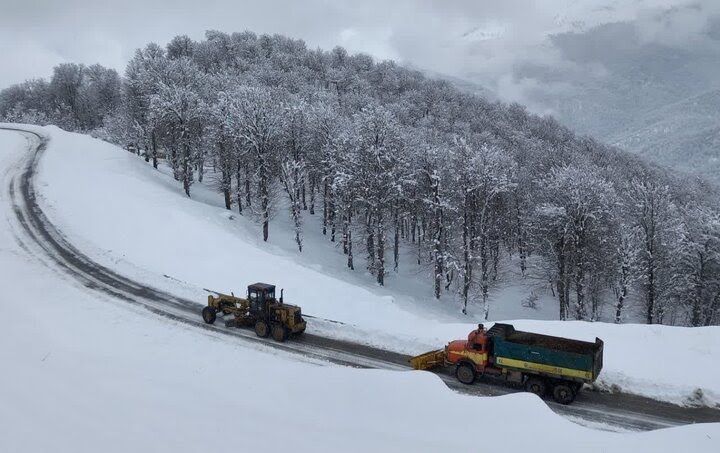 رانندگان برای تردد در محورهای کوهستانی و برفی گیلان زنجیرچرخ داشته باشند