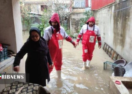 امدادرسانی جمعیت هلال احمر گیلان به ۴۰۰ خانوار درگیر بحران باران و برف