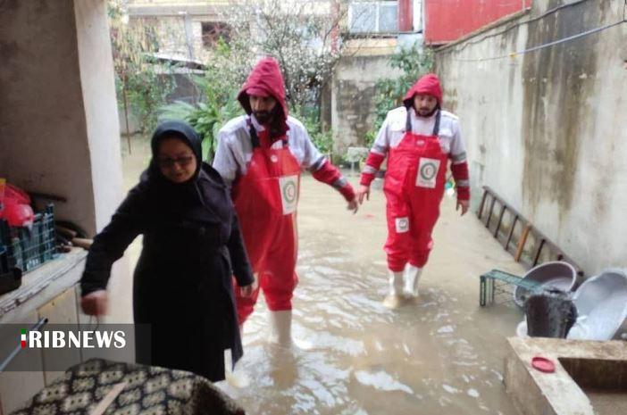 امدادرسانی جمعیت هلال احمر گیلان به ۴۰۰ خانوار درگیر بحران باران و برف