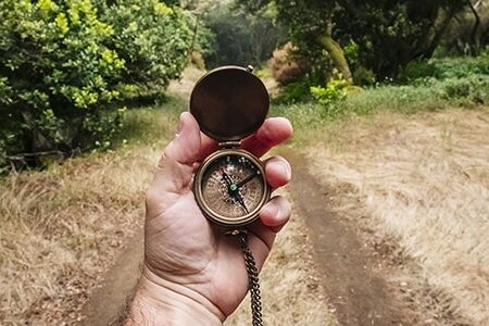 کار با قطب‌نما و پیدا کردن مسیر در جنگل
