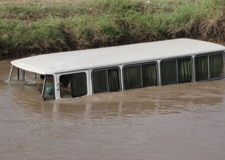 امدادرسانی سریع در پی سقوط ۲ خودرو به کانال آب شهر صنعتی لاکان رشت