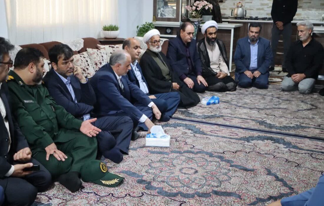 تجلیل استاندار گیلان و وزیر دادگستری از خانوادههای شهدای جنگ ۱۲ روزه در فومن