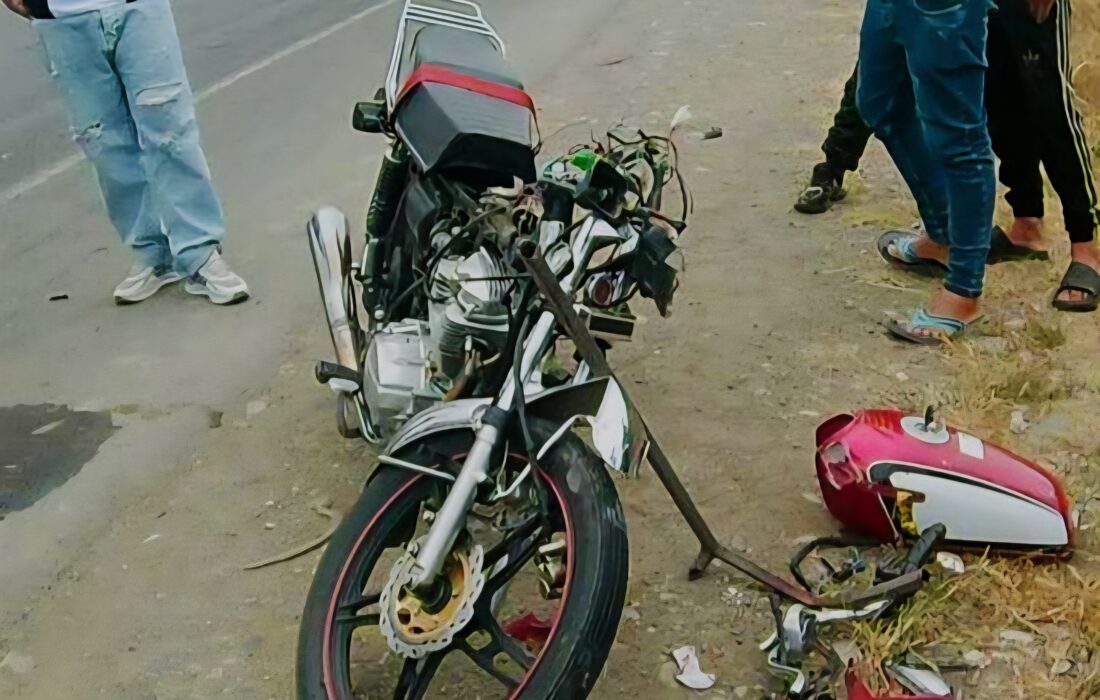 برخورد موتورسیکلت با کامیون در اسالم