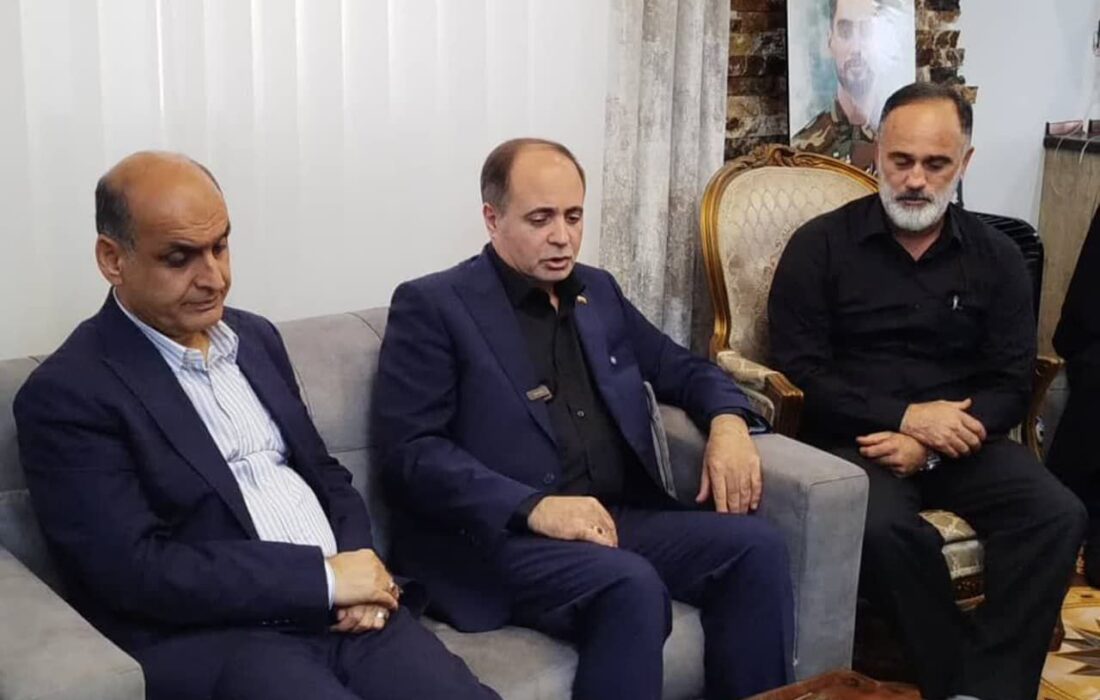 دیدار استاندار گیلان و وزیر جهاد کشاورزی با خانواده شهید محراب بشارتی در بندر انزلی