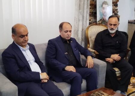 دیدار استاندار گیلان و وزیر جهاد کشاورزی با خانواده شهید محراب بشارتی در بندر انزلی