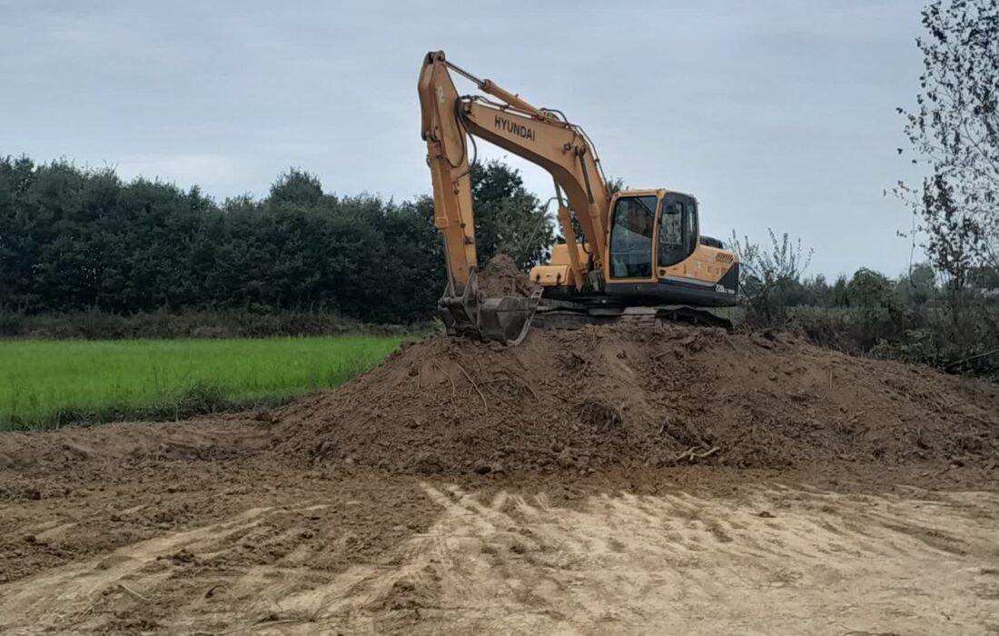 محیط زیست فومن ادوات برداشت غیرمجاز خاک در شهرستان را متوقف کرد