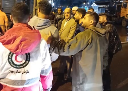 بازدید استاندار گیلان از مناطق دچار آب‌گرفتگی در بندر انزلی