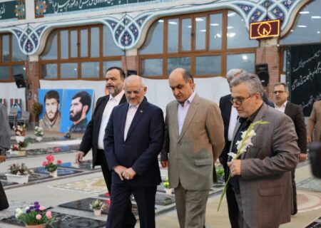 ادای احترام رئیس دفتر رئیس جمهور به مقام شامخ شهدای رشت