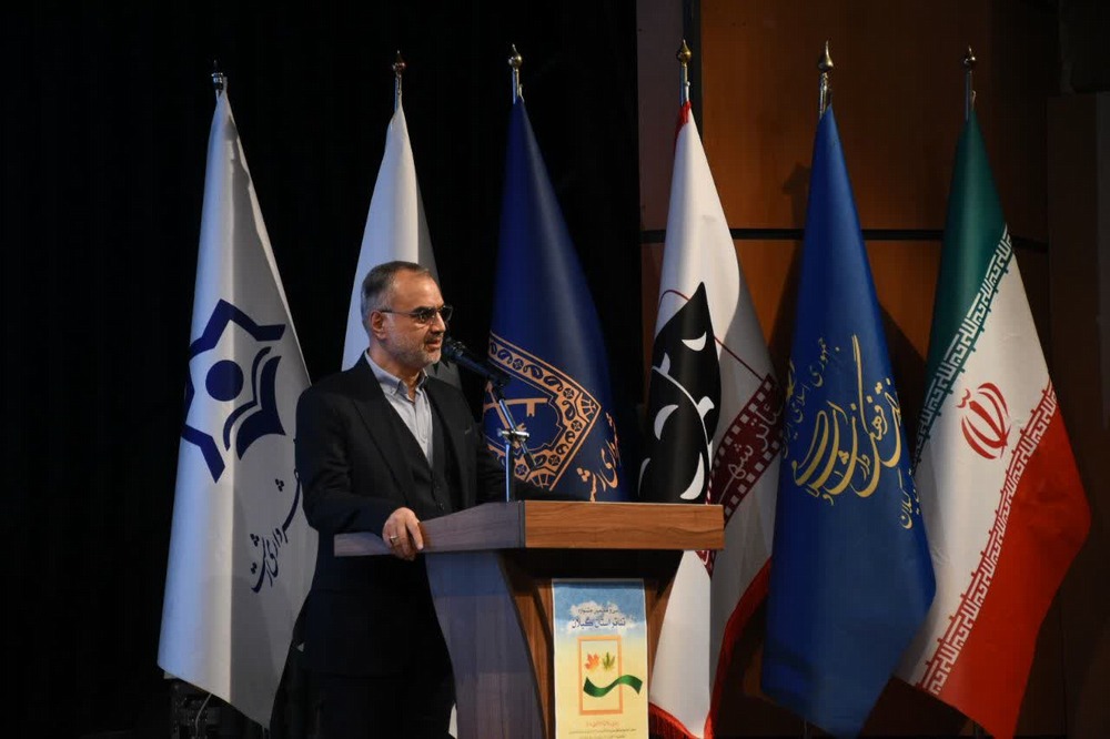 کارگرنیا:تئاتر هویت فرهنگی شهر است/ حمایت از گروه‌های برگزیده جشنواره استانی جهت حضور در جشنواره فجر