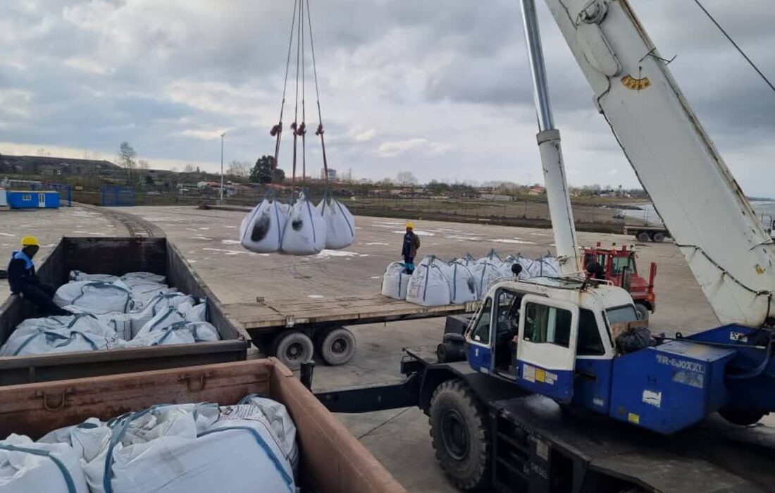 آغاز تخلیه نخستین محموله سیمان نیزار قم در بندر کاسپین