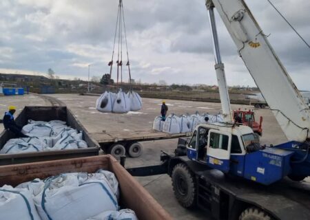 آغاز تخلیه نخستین محموله سیمان نیزار قم در بندر کاسپین