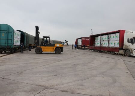 آغاز بارگیری و حمل آزمایشی محموله ترانزیتی تخته برای نخستین‌بار در بندر کاسپین