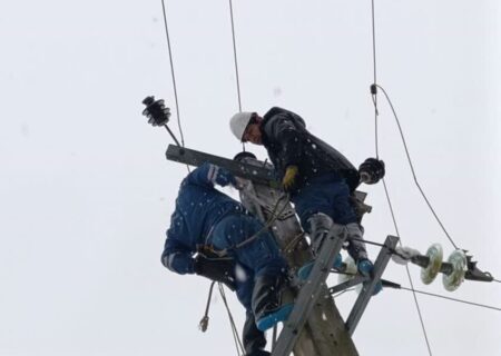 اکیپ‌های عملیاتی توزیع برق در حال رفع خاموشی هستند/ خاموشی ۶۰ هزار مشترک گیلانی