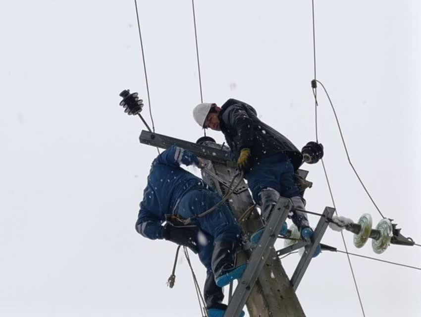 اکیپ‌های عملیاتی توزیع برق در حال رفع خاموشی هستند/ خاموشی ۶۰ هزار مشترک گیلانی