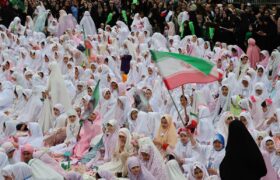 جشن تکلیف دختران رشتی در پیاده راه فرهنگی برگزار شد