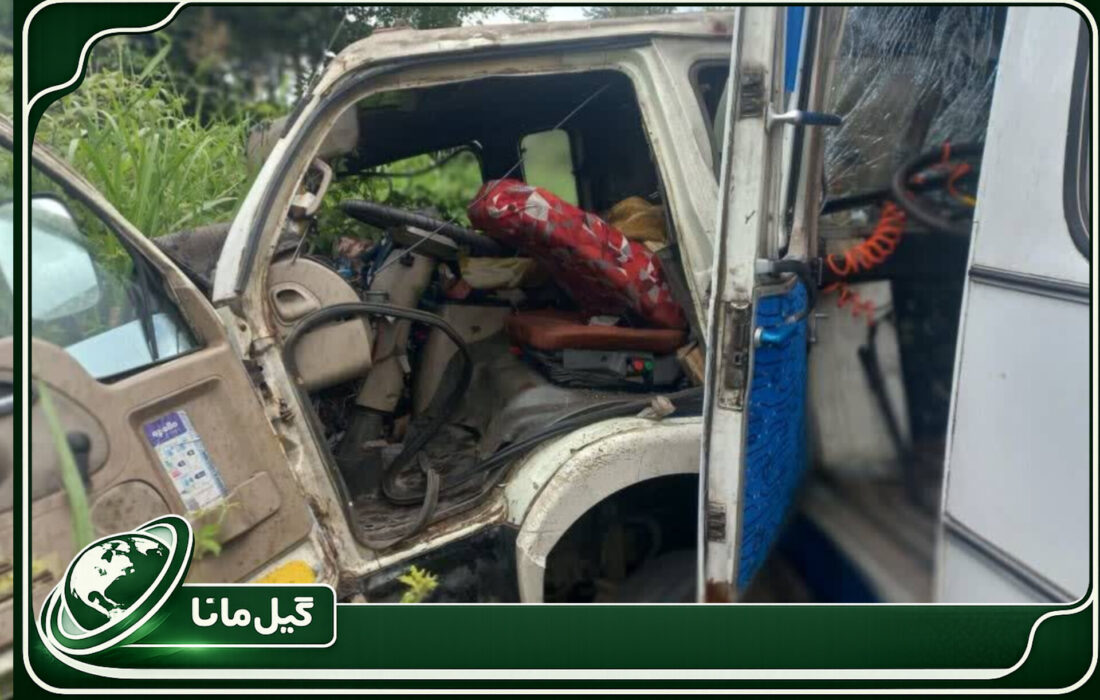 محبوس شدن ۲ سرنشین در برخورد اتوبوس و کامیون در جاده شهرک صنعتی رشت؛ ۱۲ مصدوم حادثه به بیمارستان منتقل شدند